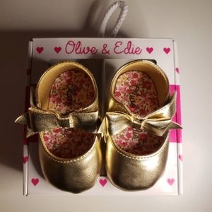 NWOT Olive & Edie Infant Gold Shoes